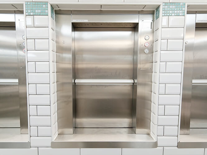 Kompaktowa winda kuchenna na zdjęciu, idealna do użycia w profesjonalnych kuchniach, ułatwia transport jedzenia i składników, zapewniając wygodę i efektywność w obszarach gastronomicznych.