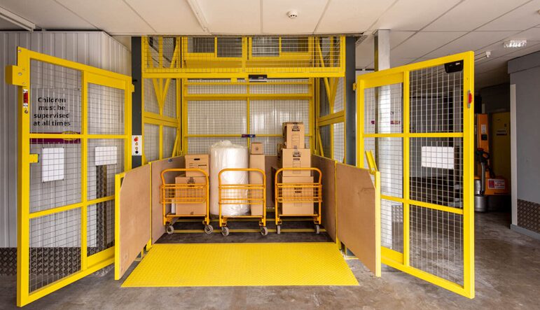 Firma UPlift montuje dźwigi towarowe, często określane jako winda towarowa, takie jak na zdjęciu. Urządzenie prezentuje solidną konstrukcję i zaawansowane funkcję, idealne do użytku przemysłowego.