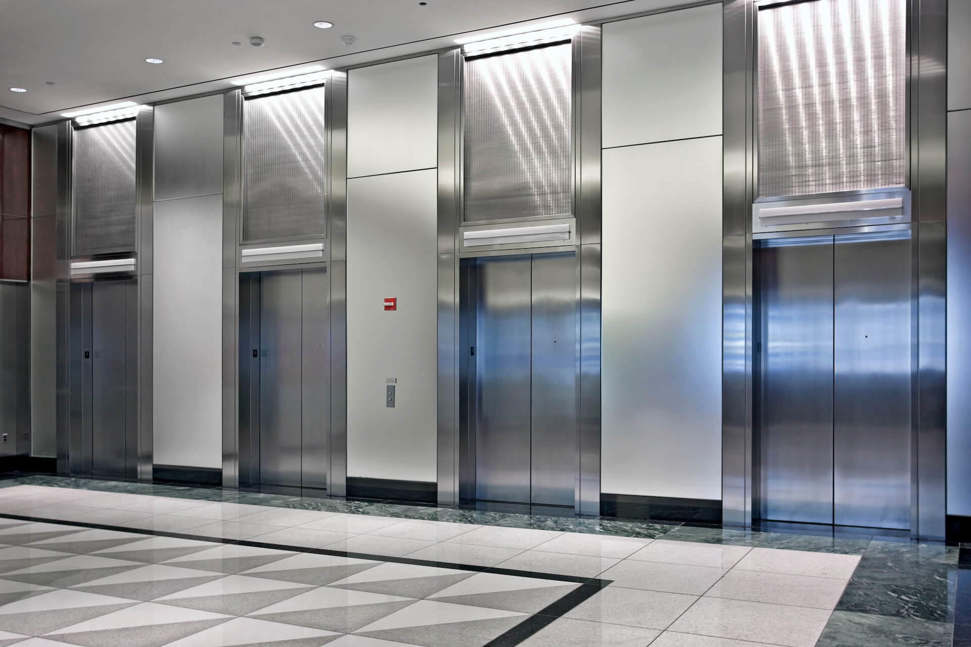 Dźwigi osobowe, znane również jako windy osobowe, prezentowane na zdjęciu, wyróżniają się nowoczesnym designem i zaawansowanymi funkcjami, idealne dla nowoczesnych budynków komercyjnych i mieszkalnych.